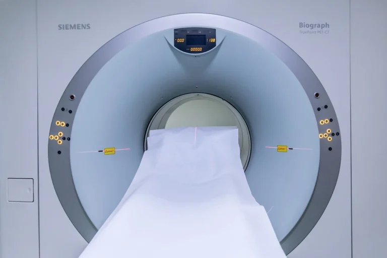 Zaawansowana diagnostyka dzięki rezonansowi magnetycznemu w Poznaniu