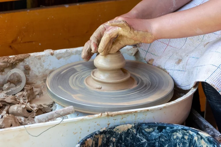 Innowacje w produkcji: nowoczesne nastrzykiwarki, masownice i linie produkcyjne